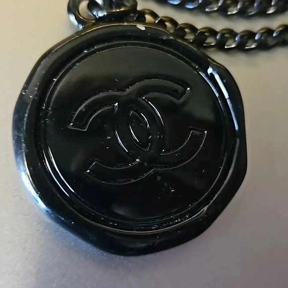 EXCLUSIVE: Chanel CC Logo "Wax Seal" black metallic charm/key chain - Picture 3 of 5